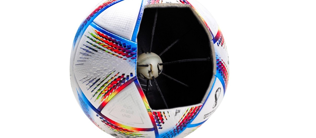 Coupe du monde de foot 2022 : la FIFA utilisera un ballon connecté pour  détecter un hors-jeu